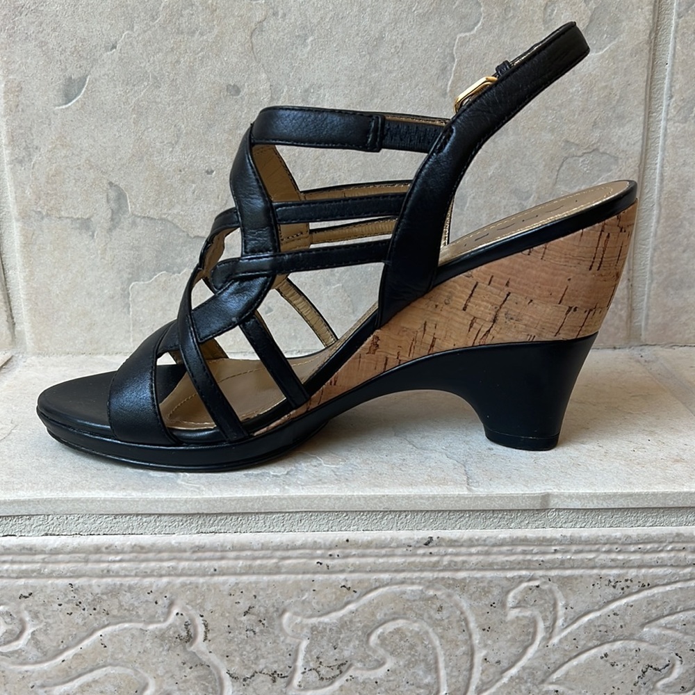 TAHARI Black dress sandal.